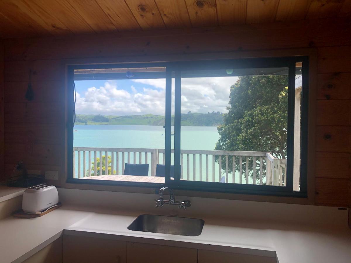 Bay View Bach Villa Raglan Exterior photo